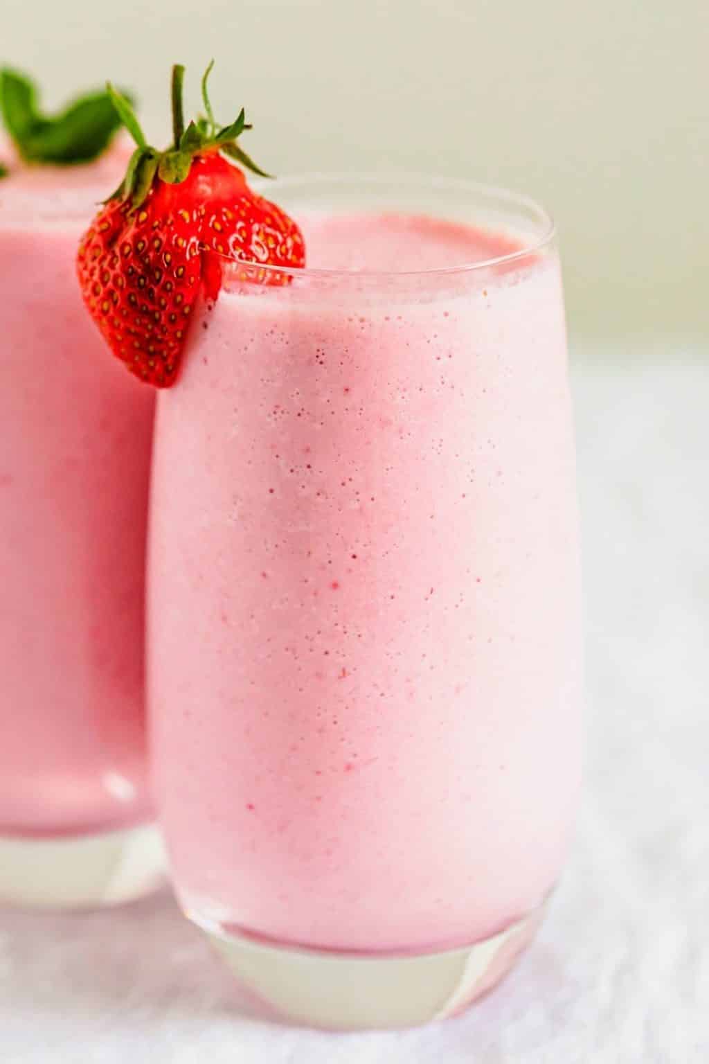 Keto Strawberry Smoothie (4 Ingredients!) - MyKetoPlate